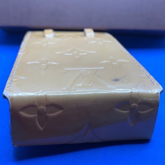 🔥 LOUIS VUITTON
Monogram Vernis “Gold”  Cell Phone Holder - Picture 3 of 9